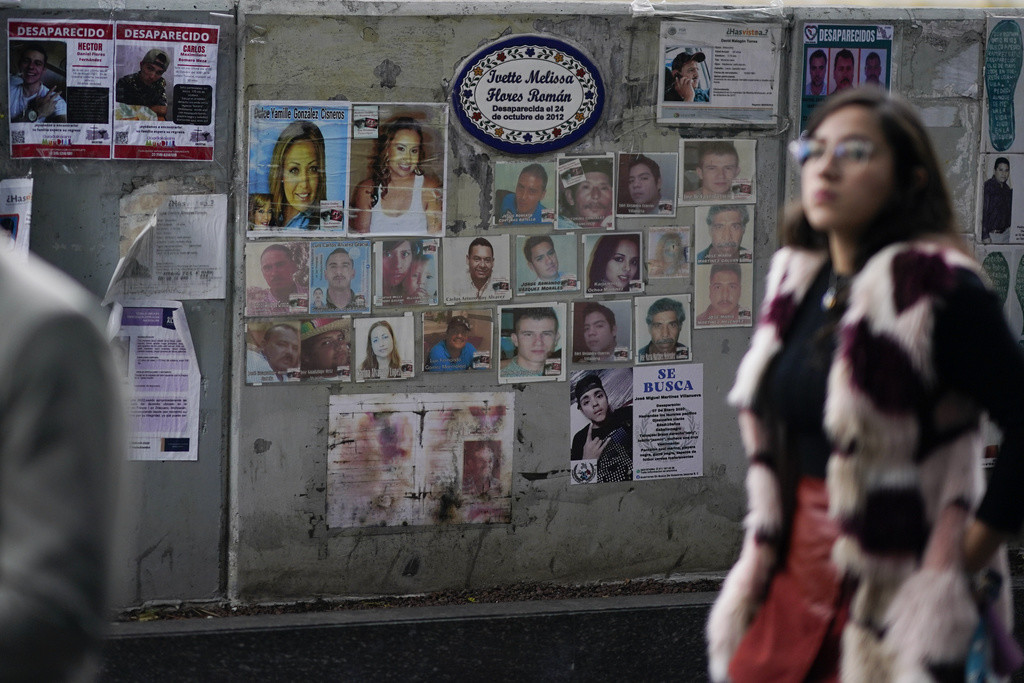 Fotografías de personas desaparecidas colocadas en la sede de la Fiscalía General en Ciudad de México, el 6 de diciembre de 2023. (AP Foto/Eduardo Verdugo, Archivo)