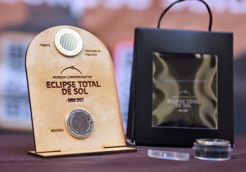 ¿Buscas algo especial? Diseñadores presentan piezas alusivas al Eclipse Solar