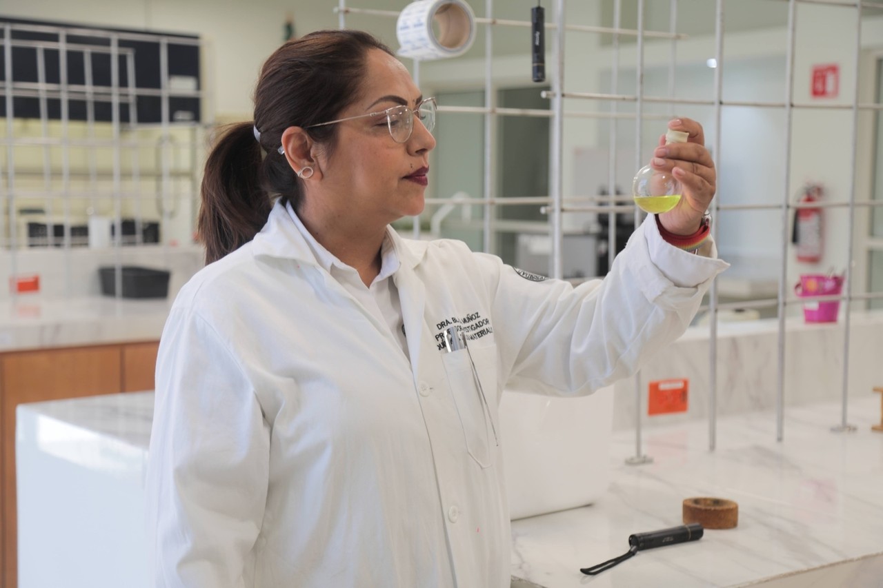 Con su trabajo y dedicación, Blanca Muñoz Flores no solo ha contribuido al avance de la ciencia, sino que también ha allanado el camino para que más mujeres puedan destacar en el campo de la investigación e innovación. Foto: UANL.
