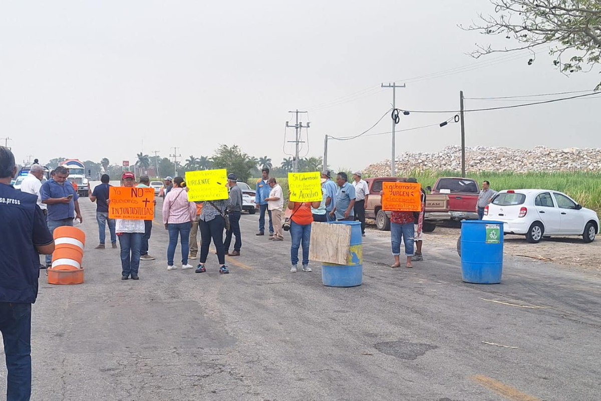 Manifestantes cierran circulación en la carretera Victoria- Mante