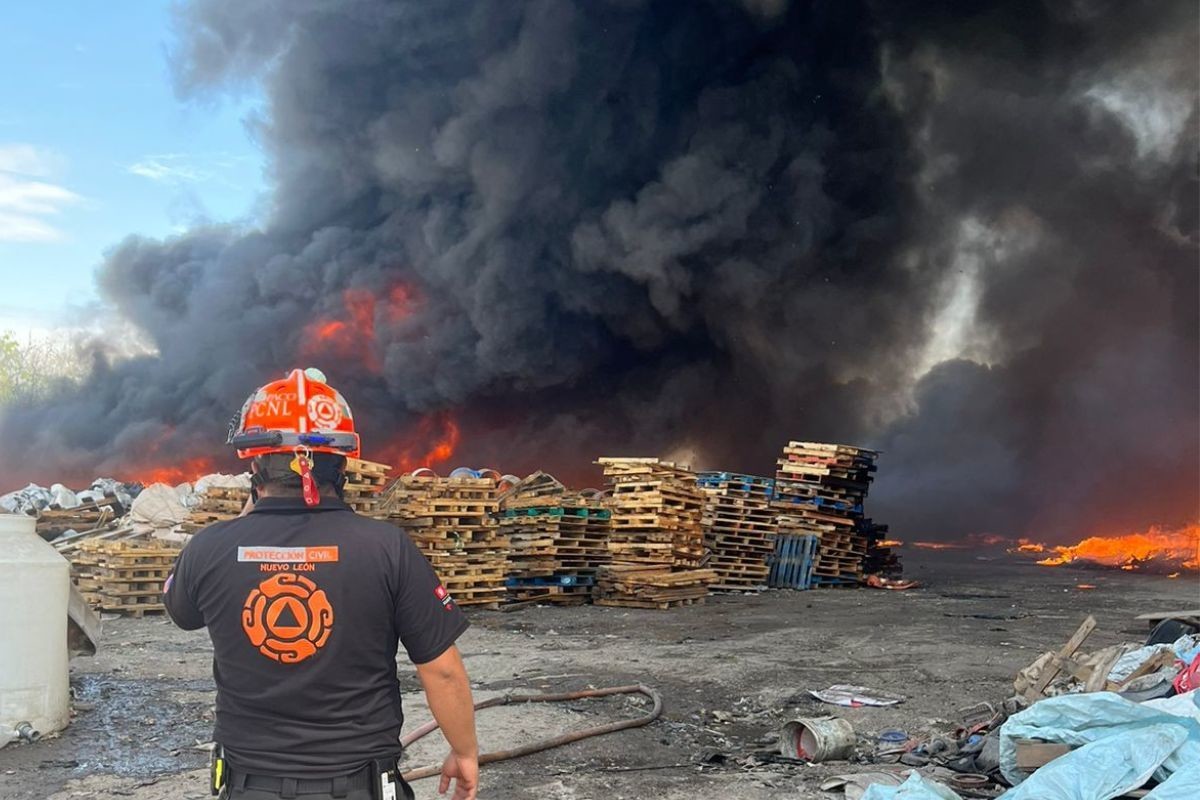 Fuego consume negocio reciclador de cartón y madera en Escobedo