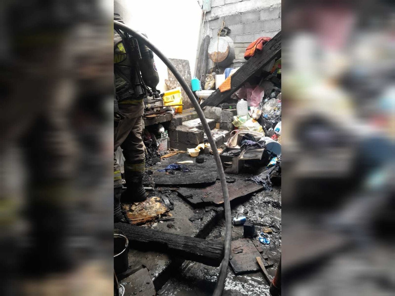 Según las autoridades, el incendio se originó por la quema de basura y ropa en el patio. Foto: Protección Civil de Nuevo León.