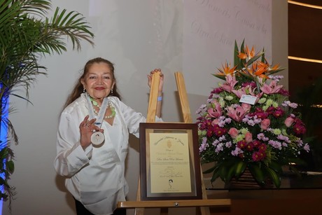 Sara Poot Herrera recibe Doctorado Honoris Causa de la UADY