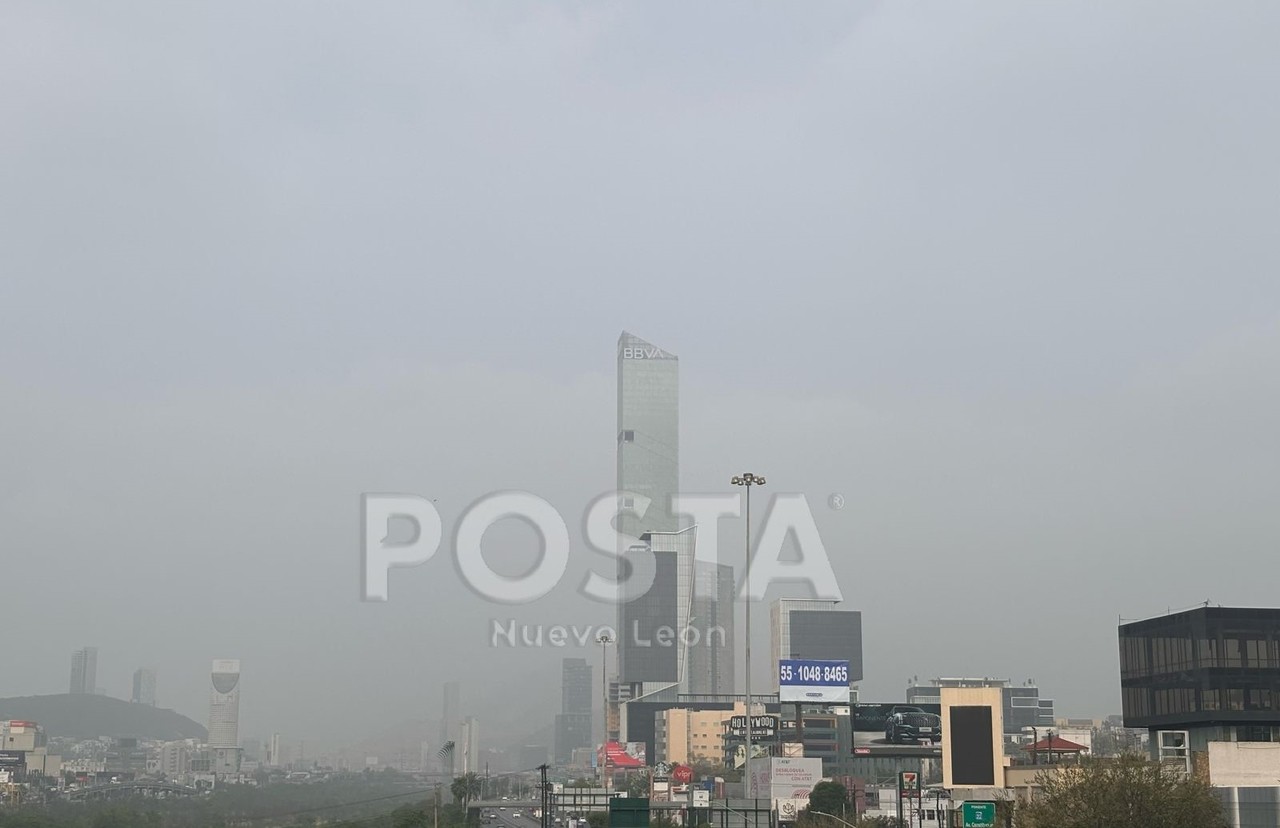 Cerro de la Silla 'se esconde' por contaminación en Monterrey