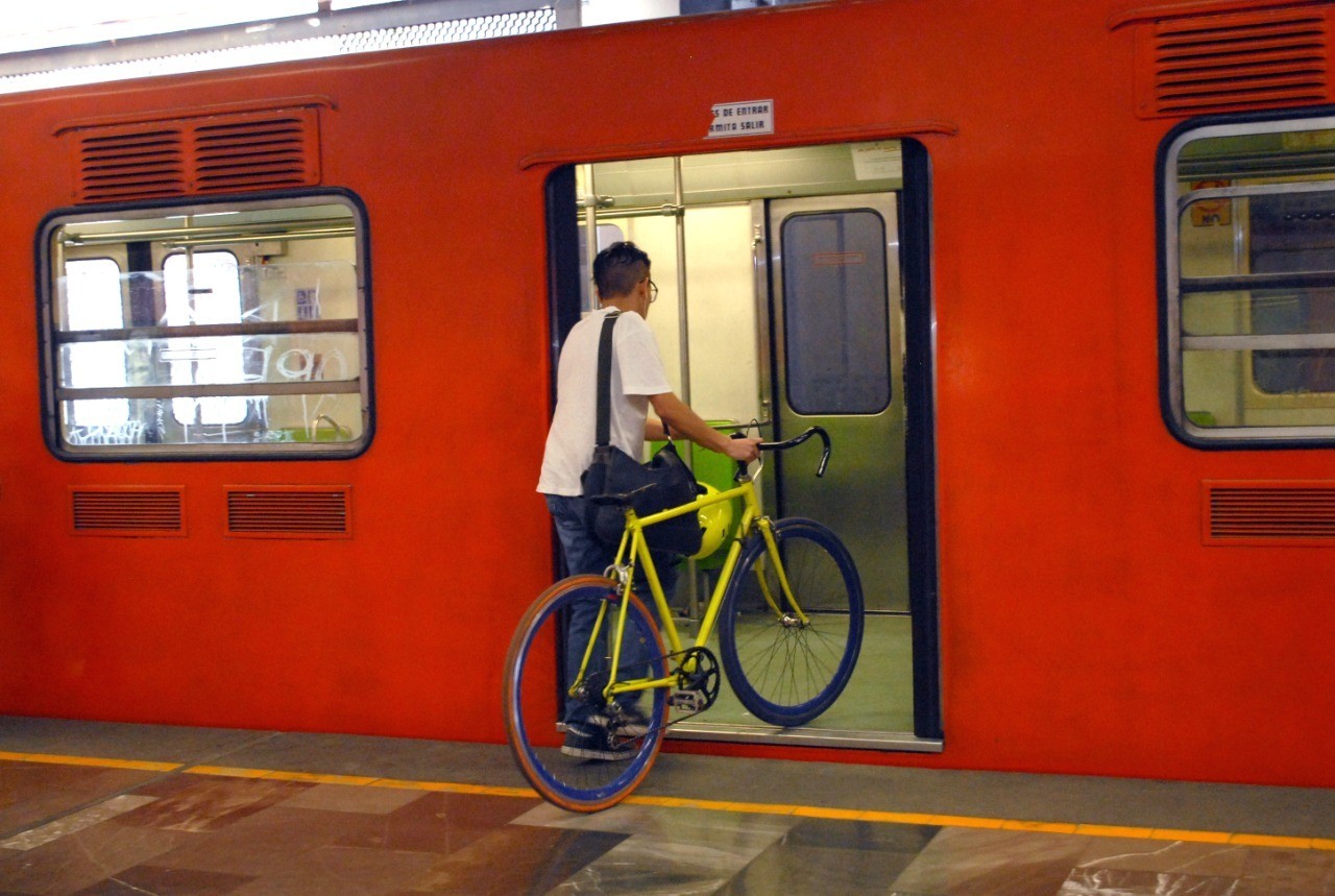 ¿Puede mi bici viajar en el Metro de la CDMX? Aquí te decimos todo lo necesario. Foto: Metro CDMX