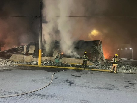 Incendio en vulcanizadora provoca evacuación de 15 personas en Apodaca