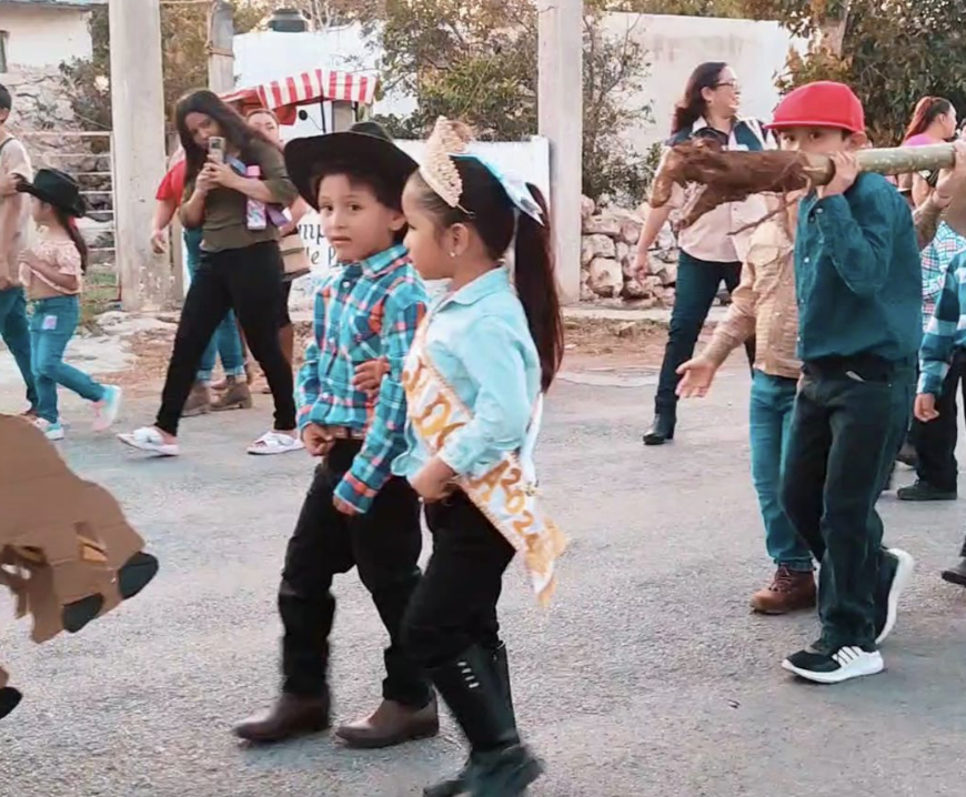 Niños representan la tradicional corrida de toros en Tahmek