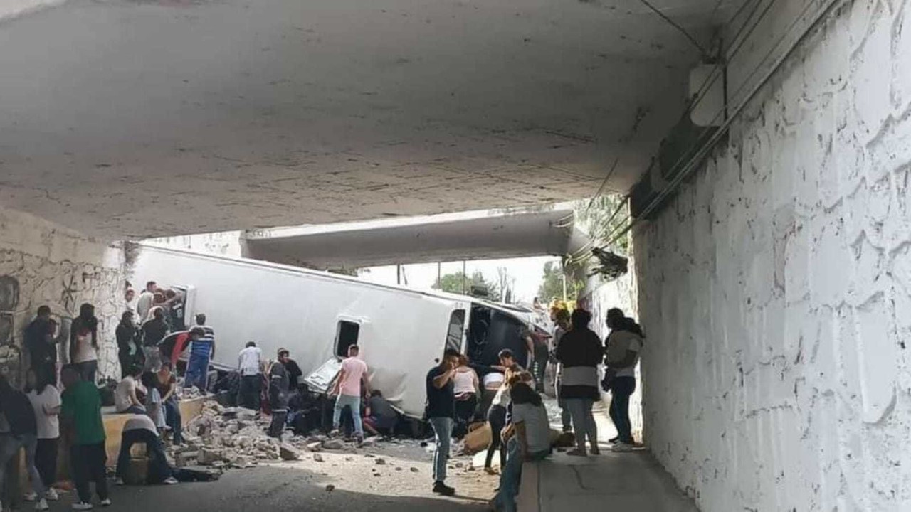 Mueren varios pasajeros tras caer autobús de puente en Acolman (VIDEO)