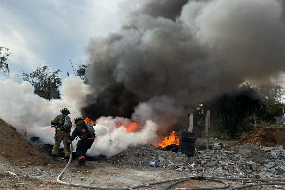 Incendios en zona de pastizales en Cabo San Lucas. Foto: Bomberos de Cabo San Lucas