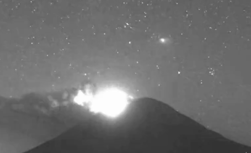 VIDEO | Captan explosión del Popocatépetl junto a estrella fugaz