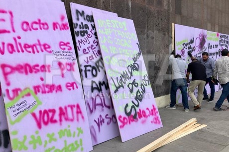 Instalan tarimas en edificios de Monterrey, previo a la marcha del 8M