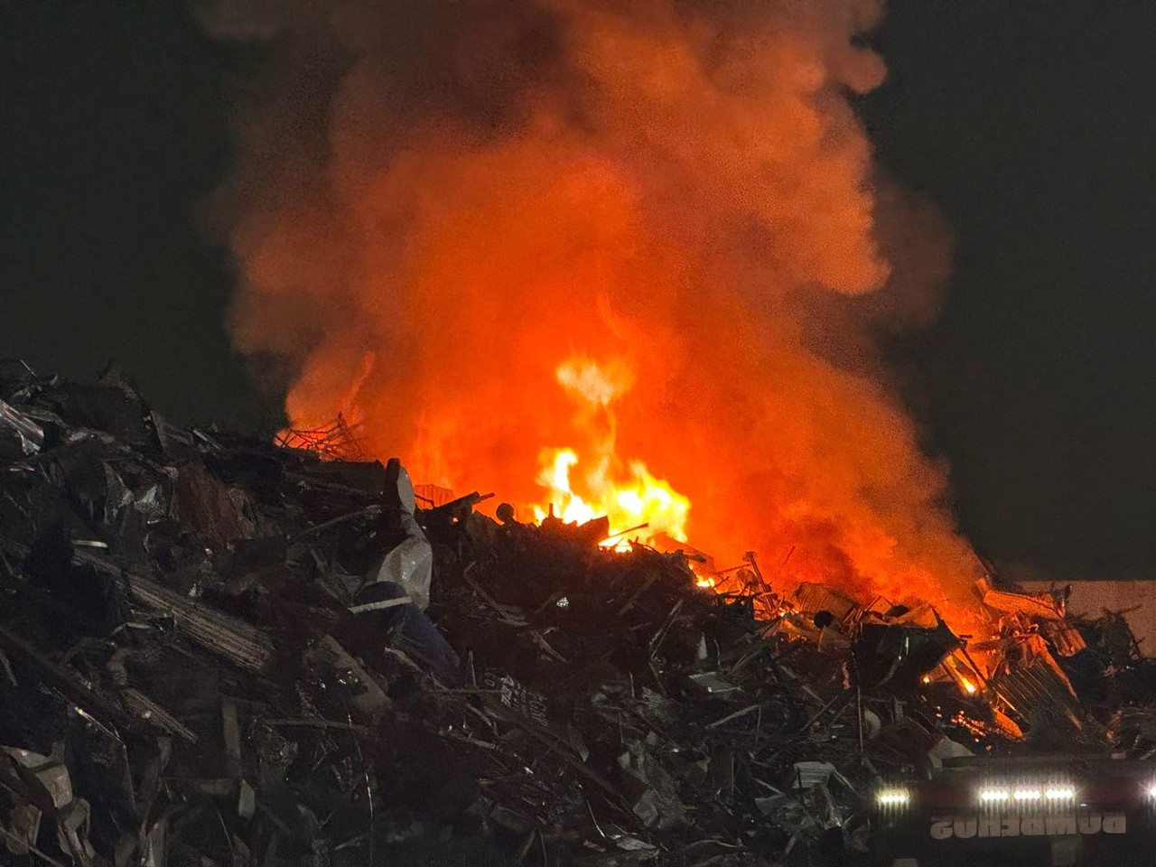 Arden desechos industriales dentro de planta de reciclaje en GAM
