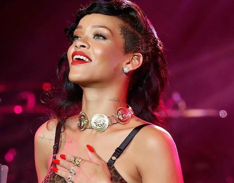 Rihanna ameniza fiesta de multimillonario y la tachan de aburrida (VIDEO)