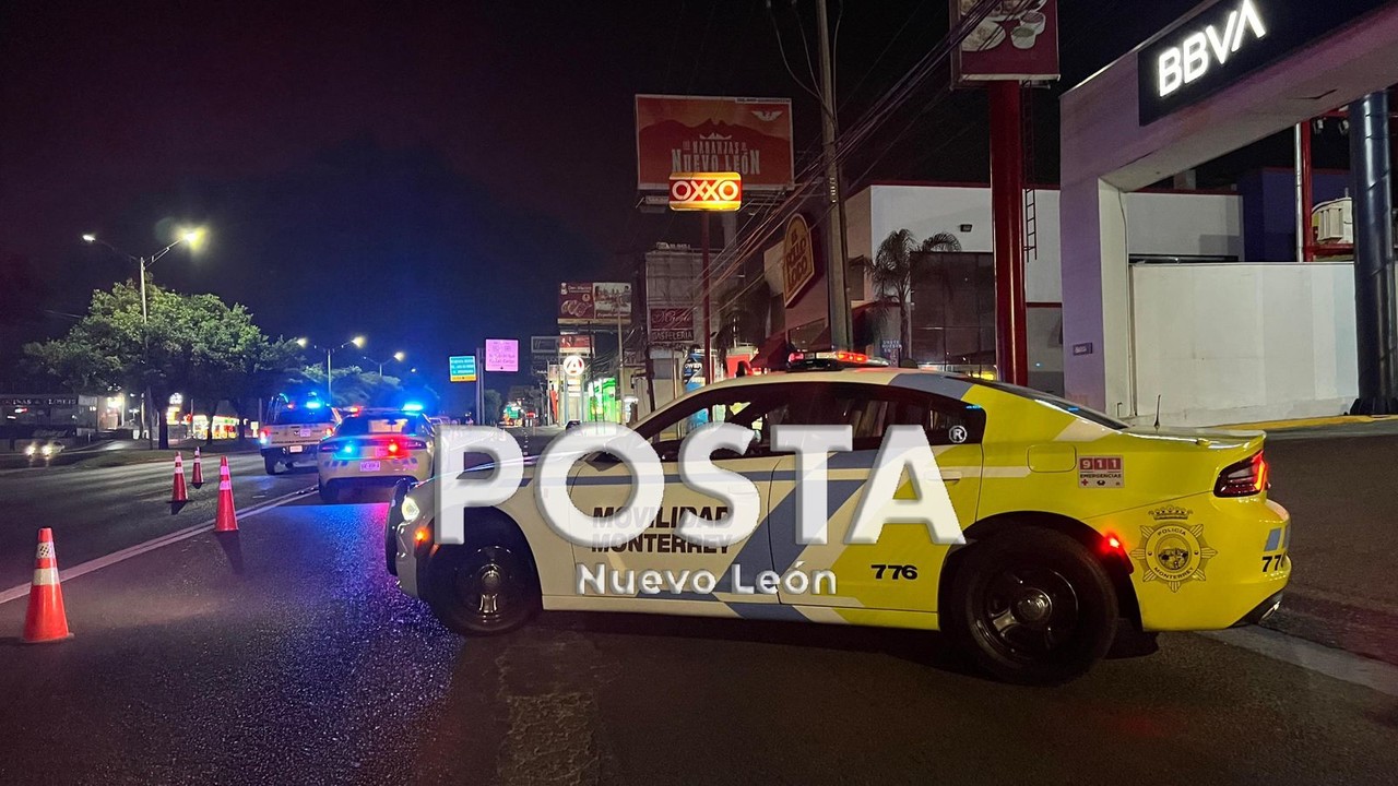 Tras ver lo ocurrido, el conductor del auto Nissan Versa de color azul detuvo la marcha y pidió auxilio a una ambulancia. Foto: Raymundo Elizalde.