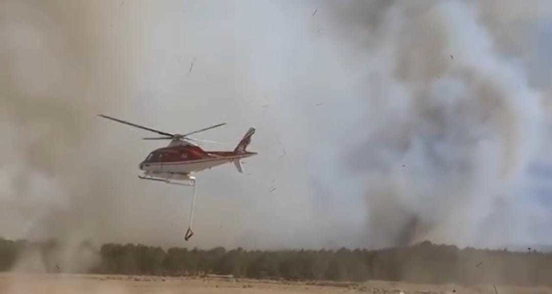 Los incendios forestales en el Estado de México también son combatidos por aire. Foto: Captura de pantalla