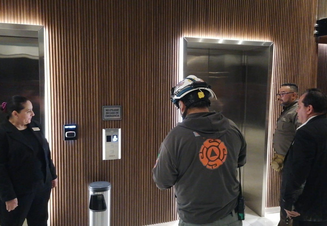 Quedan atrapados en elevador de San Pedro