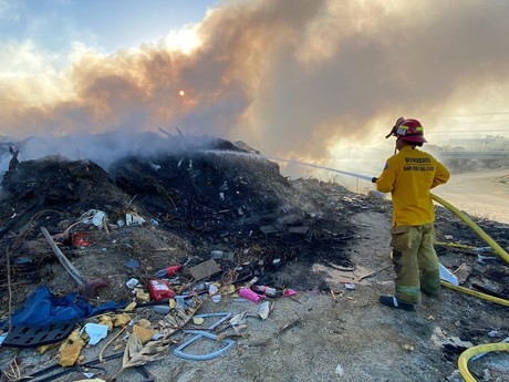 Sofocan bomberos fuego en basurero clandestino de San José del Cabo