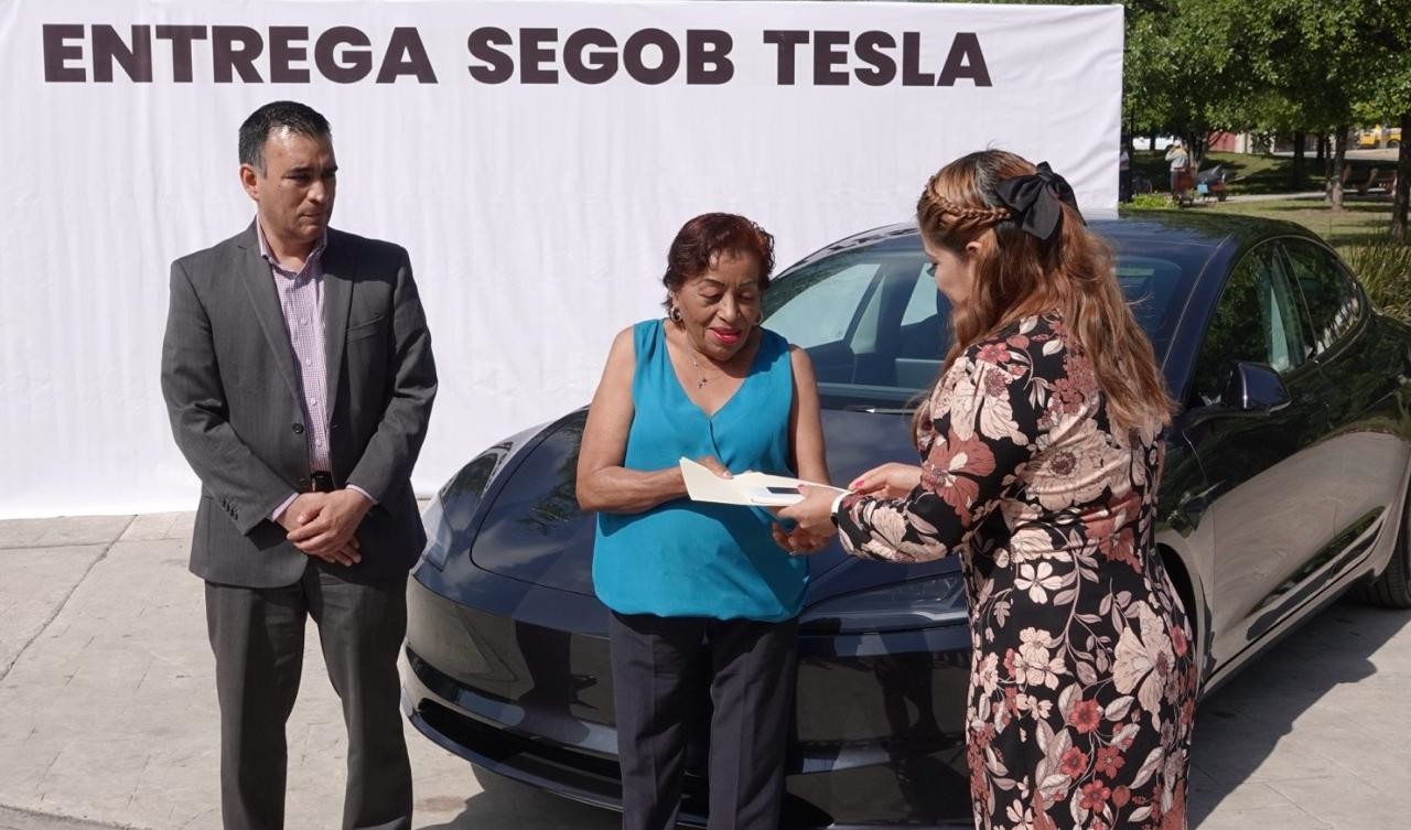 Recibe viuda auto Tesla por cumplir con pago del predial en Santa Catarina