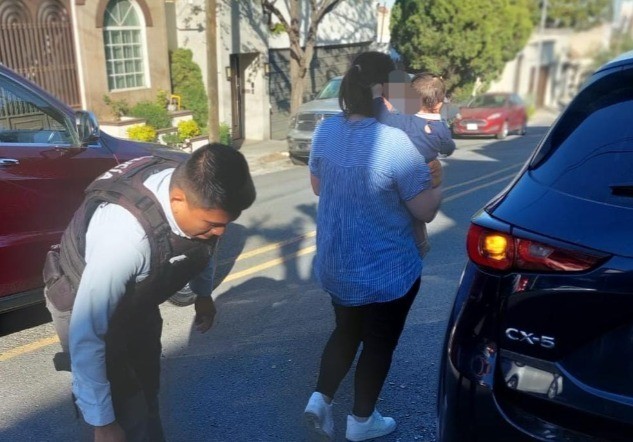 La mujer les comentó que por accidente dejo a su bebé de 11 meses, a bordo de su camioneta Mazda Cx5 ya que las llaves se quedaron dentro del vehículo. Foto: Policía de Monterrey.