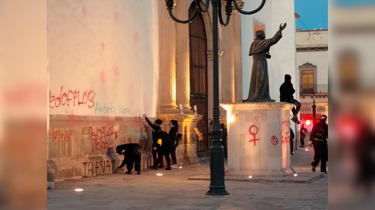 En la Marcha 8M, encapuchadas feministas realizaron pintas a Catedral de Durango