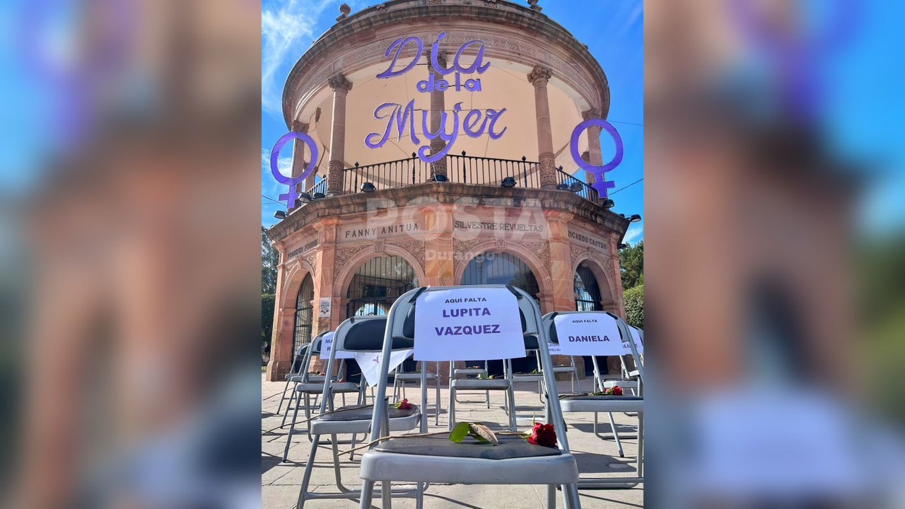 Durante las manifestaciones por el Día Internacional de la Mujer, se colocaron sillas con los nombres de víctimas de feminicidio en el estado. Foto: Isaura Retana.