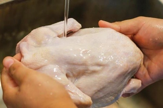 ¿Es peligroso lavar el pollo crudo? Esto debes saber