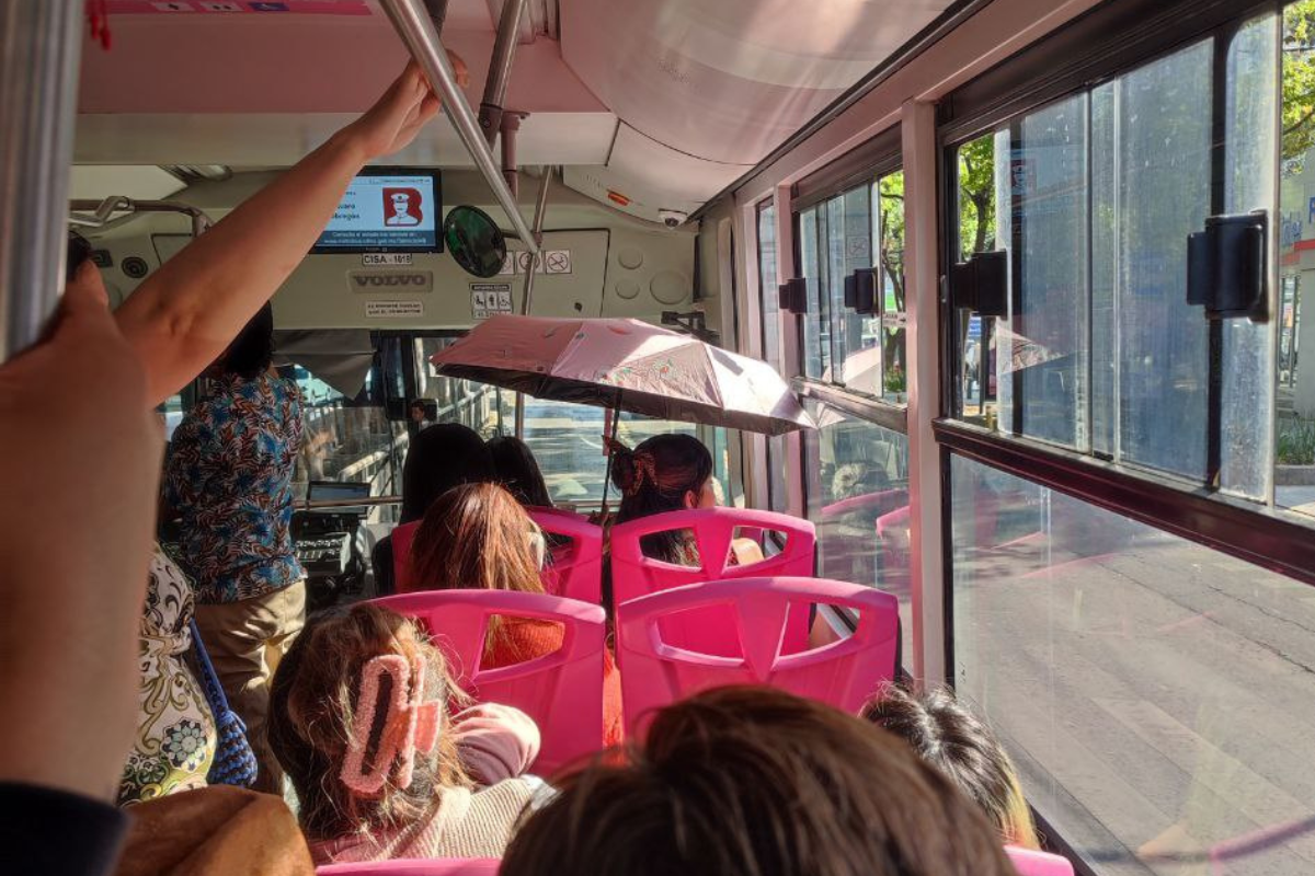 ¡Hace calor! Una mujer viajaba muy comoda con sombrilla abierta en Metrobús