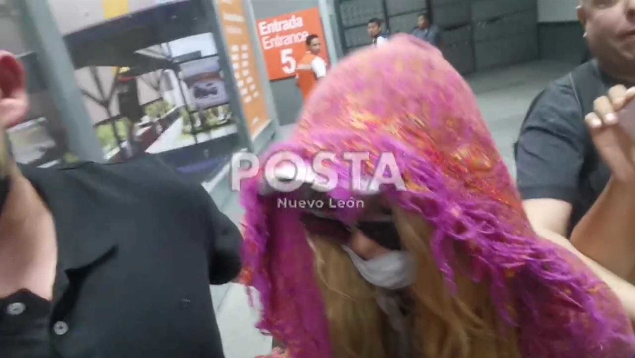 Paulina Rubio arma zafarrancho en su llegada a Monterrey (VIDEO)