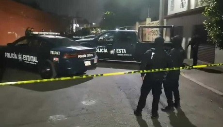 Hallan taxi con dos cuerpos torturados en Ecatepec