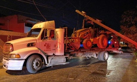 Incidente en colonia de Mérida: Camión con tractor derriba poste de Telmex