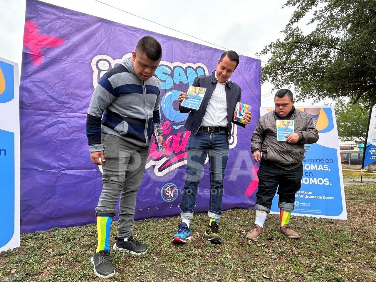 El alcalde Daniel Carrillo junto con algunos funcionarios, incluidos Manuel y Sergio traían puestos calcetas de diferentes diseños como parte de la campaña “La vida no se mide en cromosomas, sino, en comosomos”. Foto: Rosy Sandoval