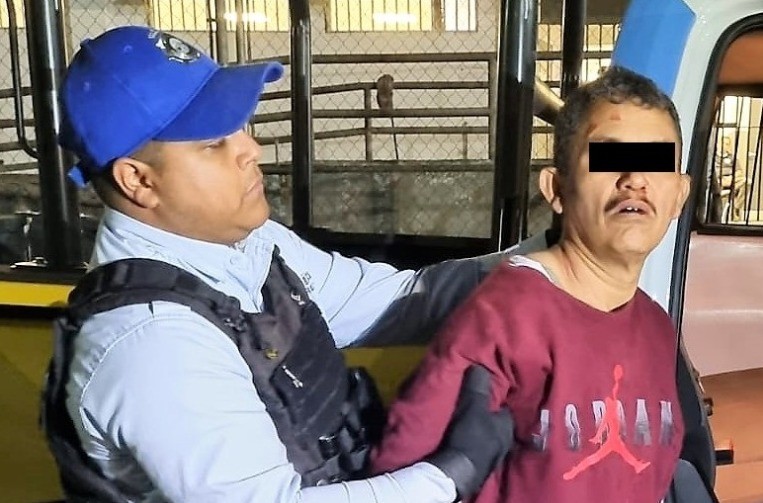Tras recibir un reporte del C4i4 sobre un robo en proceso, los oficiales acudieron al lugar y sorprendieron al presunto ladrón. Foto: Policía de Monterrey.