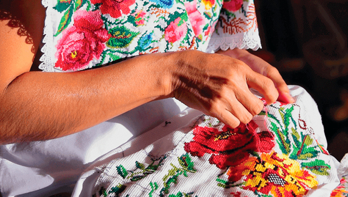 Las mujeres yucatecas suelen bordar sus propios hipiles Foto: UNAM