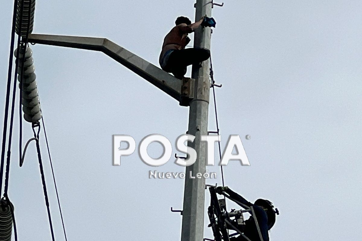 Hombre sigue en lo alto de torre eléctrica en Morones Prieto: vialidad colapsa