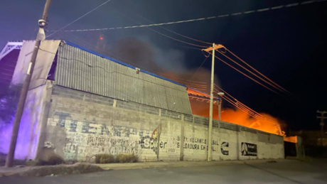 ¡Arde taller en Castaños! Explosión e incendio movilizaron al cuerpo de bomberos