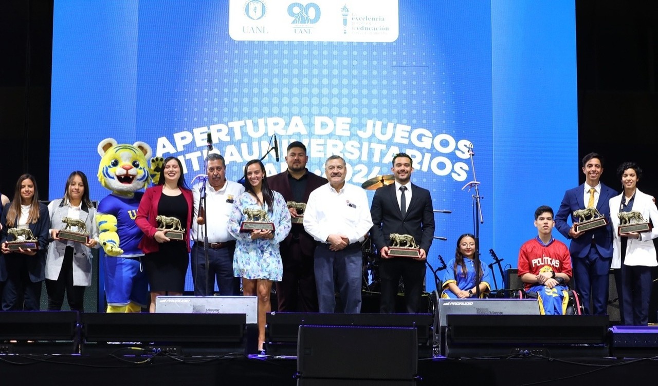 Santos Guzmán López y José Alberto Pérez, Rector de la UANL y Director de Deportes de la UANL, respectivamente, premiaron a los ganadores. Foto: UANL