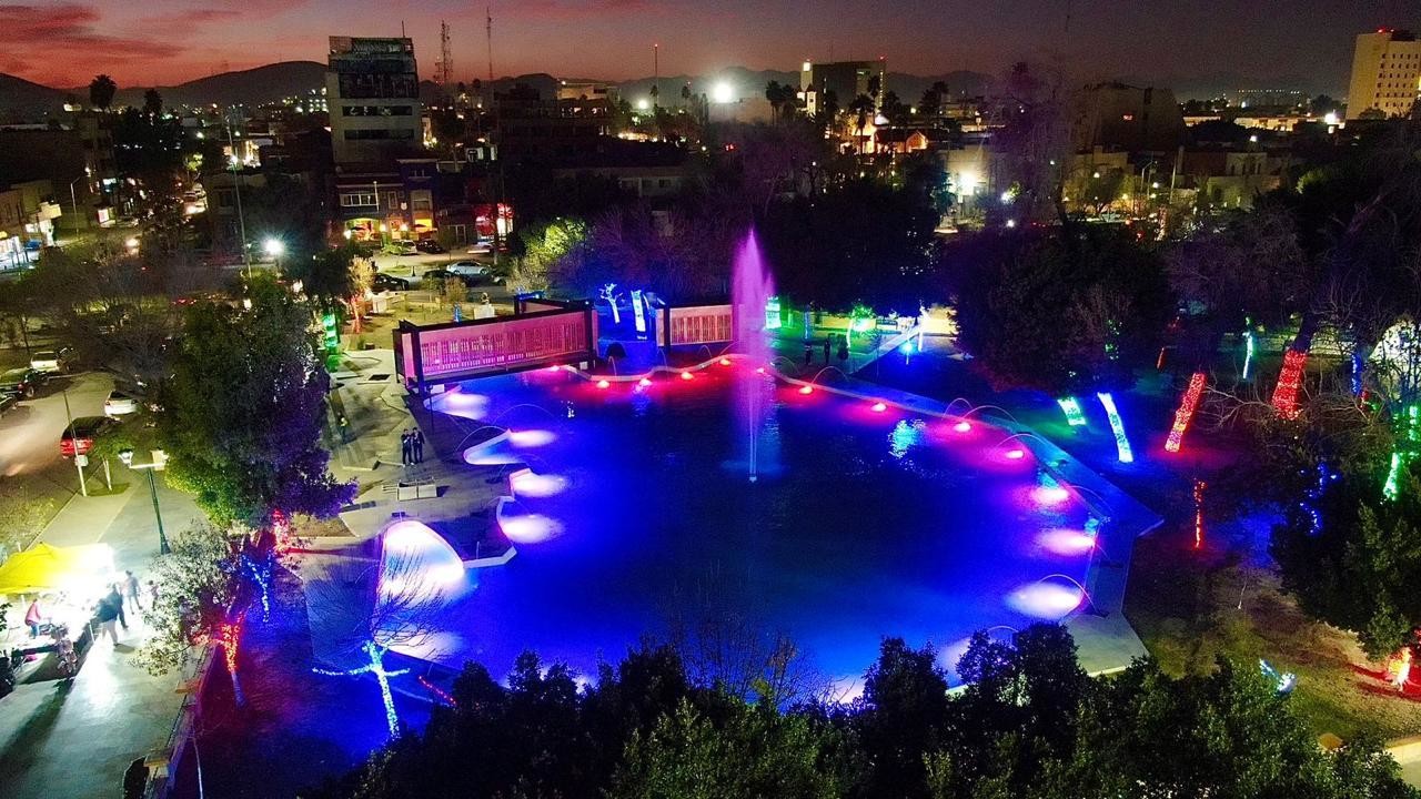 Instalan luminarias de colores en lago Coahuila de Alameda Zaragoza en Torreón