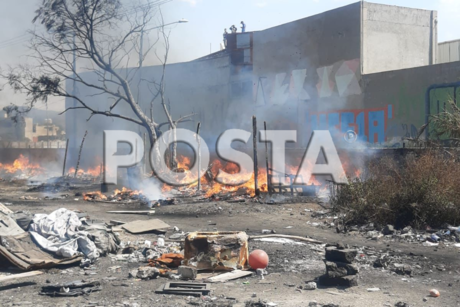 Arde basura en gran cantidad en Vaso Regulador de Iztapalapa, no hay heridos