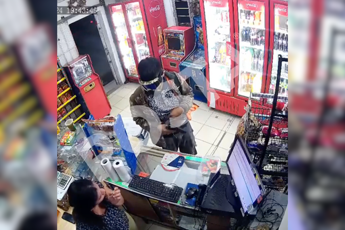 VIDEO: Se enfrenta con hombre armado y frustra robo en la tiendita de la esquina