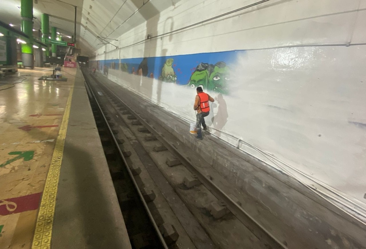 Repintan mural en estación Cuauhtémoc; Metrorrey trolea a los usuarios