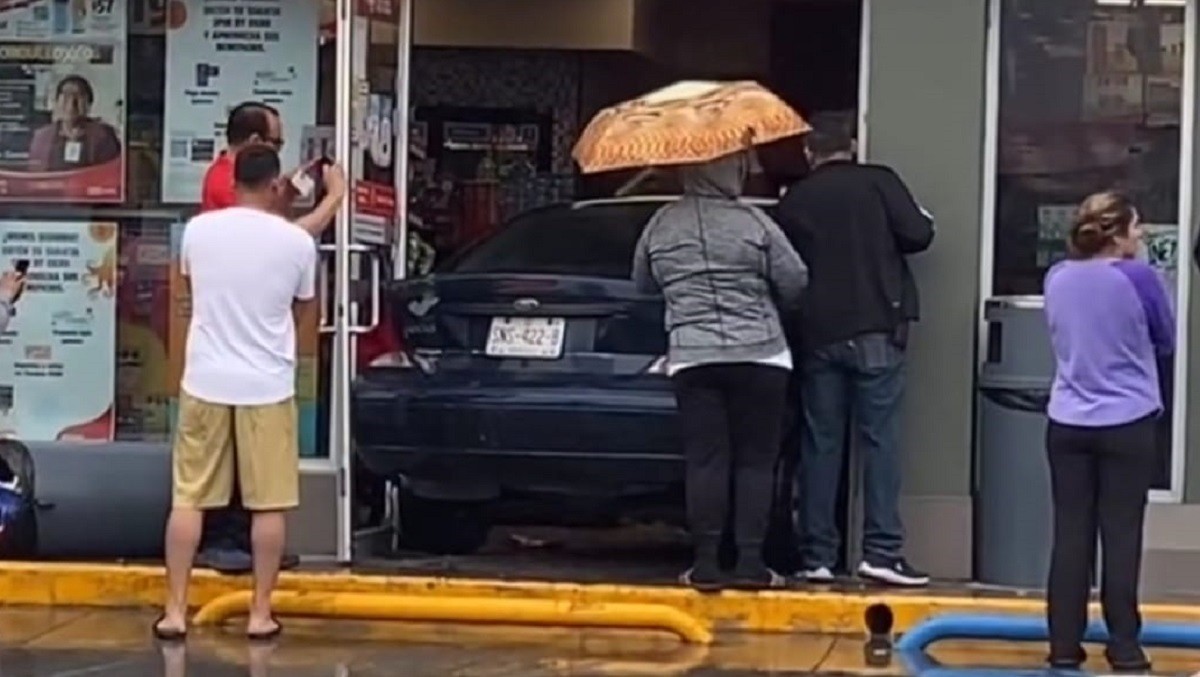 Entra octogenario con auto a tienda de conveniencia en San Nicolás