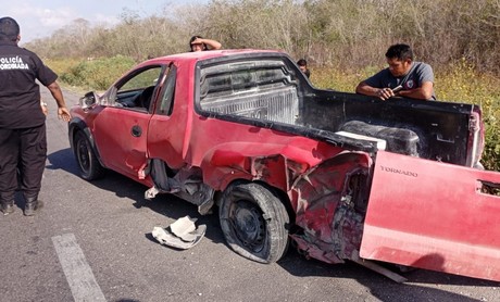 Hombre herido tras choque: Camioneta estacionada golpeada por tractocamión en Mérida