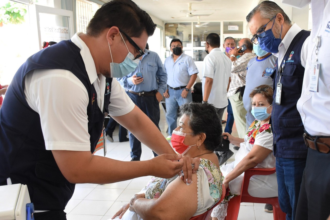 Las autoridades de salud de Yucatán reportaron en marzo otros dos fallecimientos por influenza, por lo que invitan a la población a vacunarse contra dicho padecimiento.- Foto de la SSY