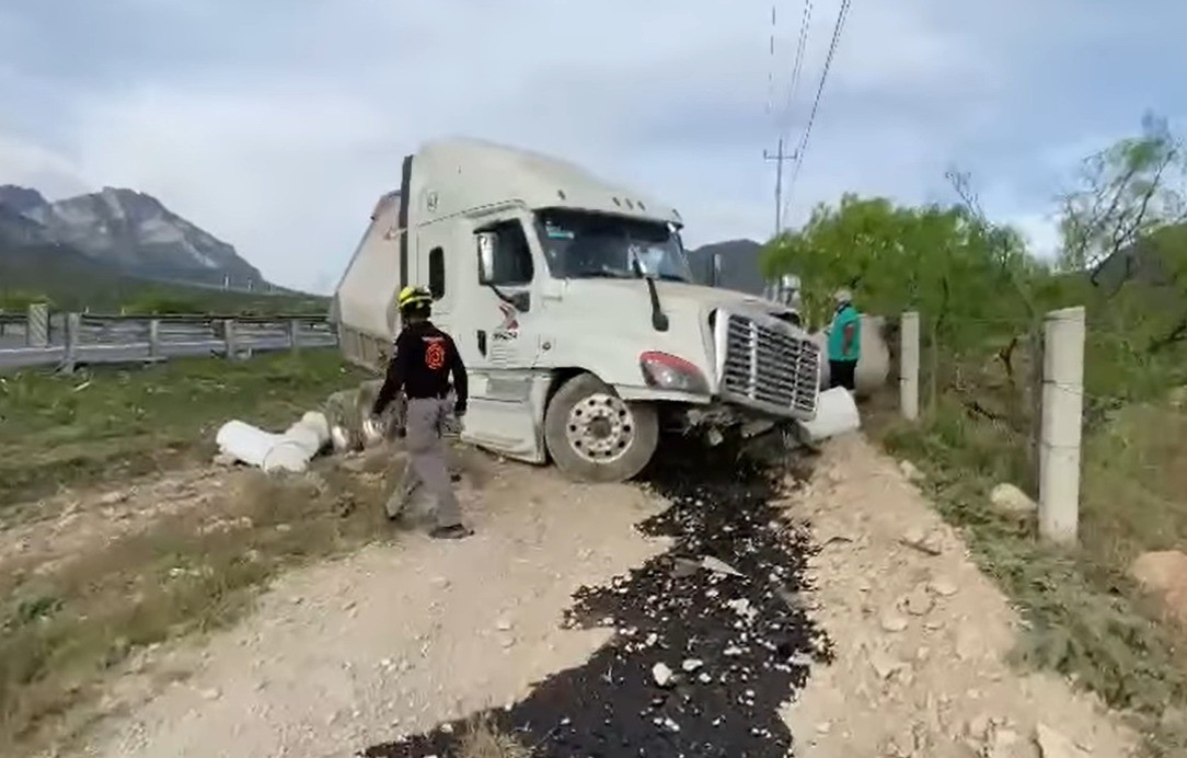 Choca tracto camión en la carretera Monterrey-Saltillo