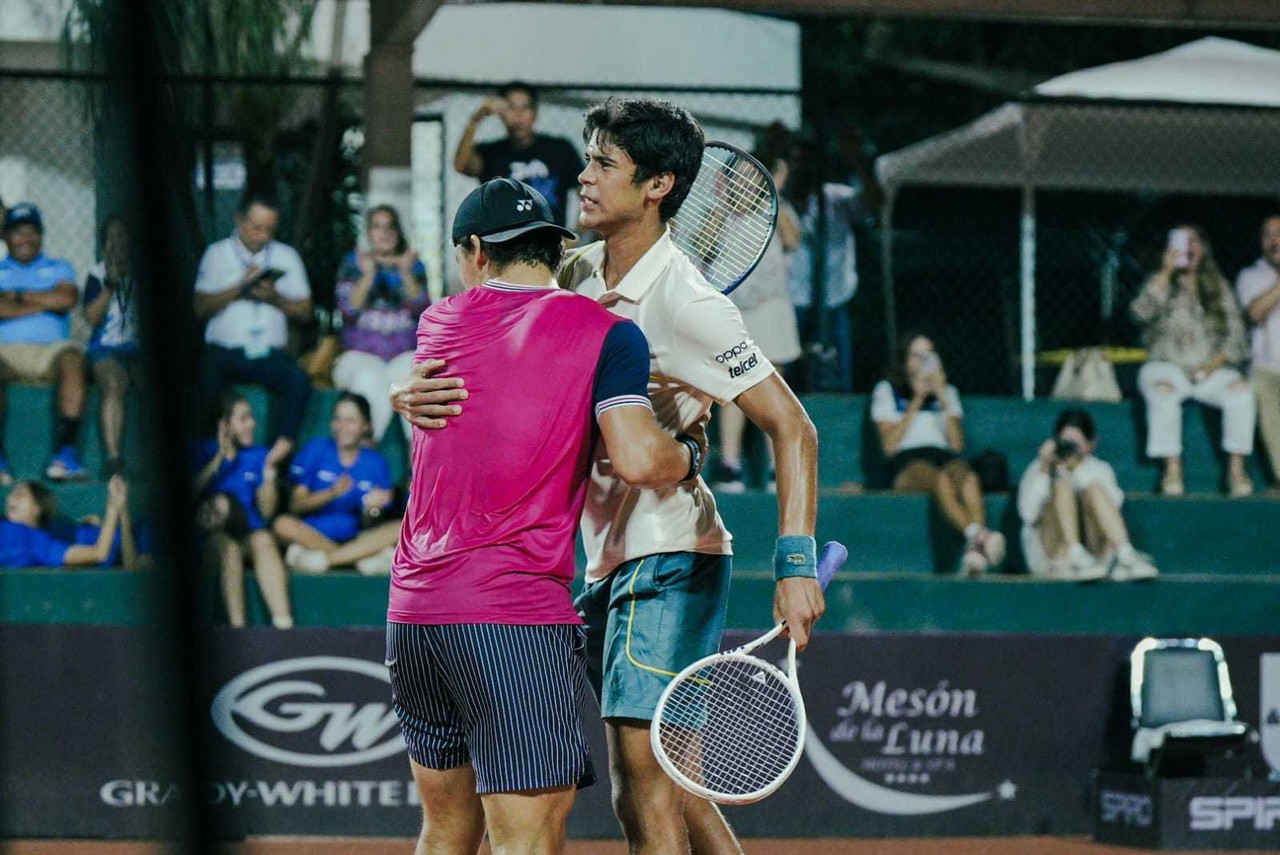 El tenista yucateco Rodrigo Pacheco obtuvo su segunda victoria en el torneo Yucatán Open pero en la modalidad de dobles junto al sudcoreano Gerard Campana Lee .- Foto de Alejandro Zapata Sosa