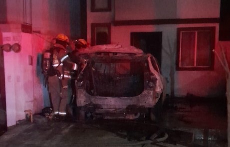 Incendio consume vehículo en Santa Catarina
