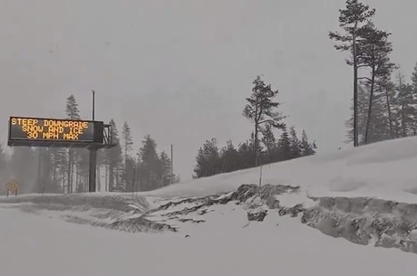 Azota poderosa tormenta de nieve la Sierra de Nevada en California