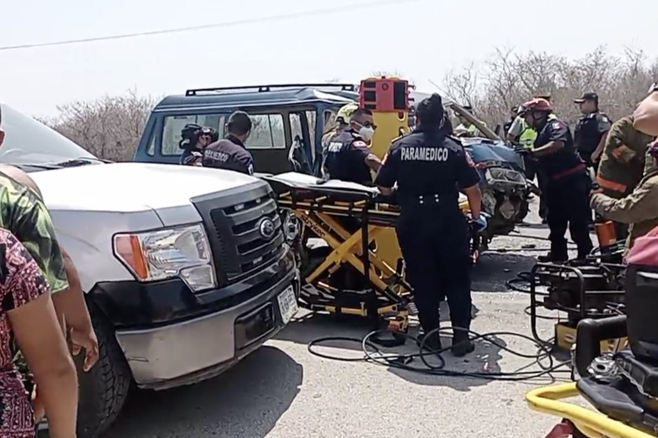 Tras un fuerte accidente en el kilómetro 6 de la vía Mérida-Motul, una persona quedó prensada en su vehículo.- Fotos de Presidio MX y Quadratín Yucatán