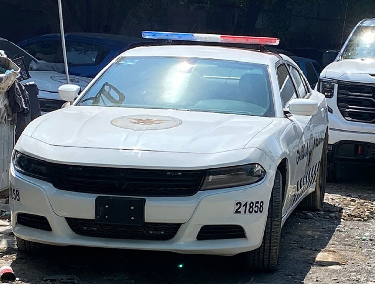 La patrulla de la Guardia Nacional clonada y dos camionetas de reciente modelo fueron llevadas  a la sub sede de la Fiscalía General de la República (FGR), ubicada en el municipio de Linares, Nuevo León. Foto: Brenda Reza