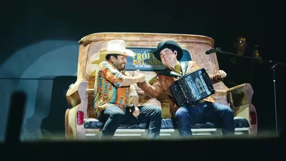 Julión Álvarez y Alfredo Olivas fueron sancionados por interpretar un corrido en Chihuahua. (Fotografía: X)